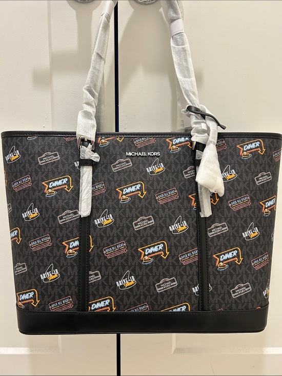 Michael Kors Handbags - Michael Kors (NWT) Jet Set Large Printed Signature Logo Tote Bag